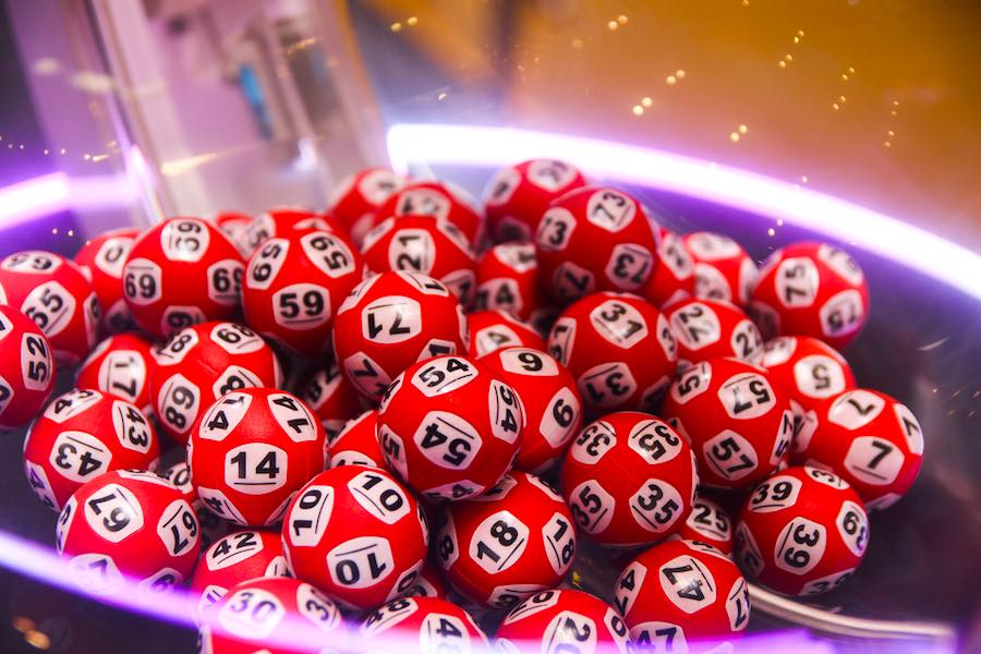 Bile de loterie colorate în Casino